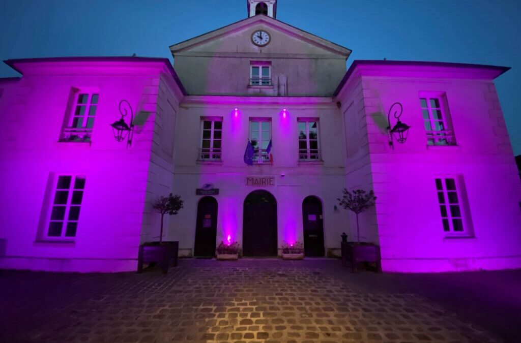La mairie d’Ennery illuminée en violet à l’occasion de la Journée mondiale des MICI*